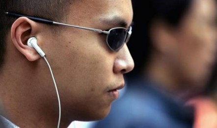 Đeo tai nghe thường xuyên có bị hỏng thính giác không?