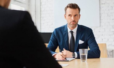 NGHỆ THUẬT ỨNG XỬ: Nhà tuyển dụng mời ngồi nhưng phòng không có ghế ? ứng viên phải làm sao?